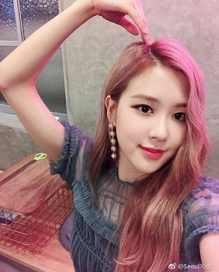 最近韩国爱豆们玩起了比心新手势