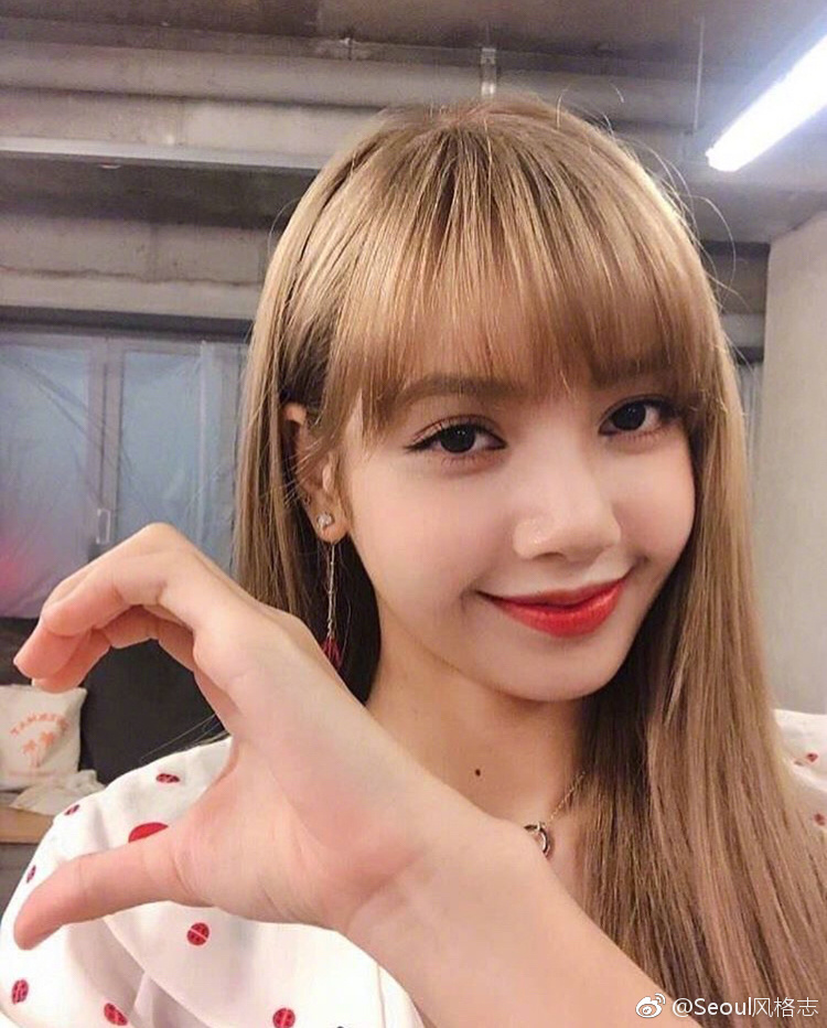 最近韩国爱豆们玩起了比心新手势