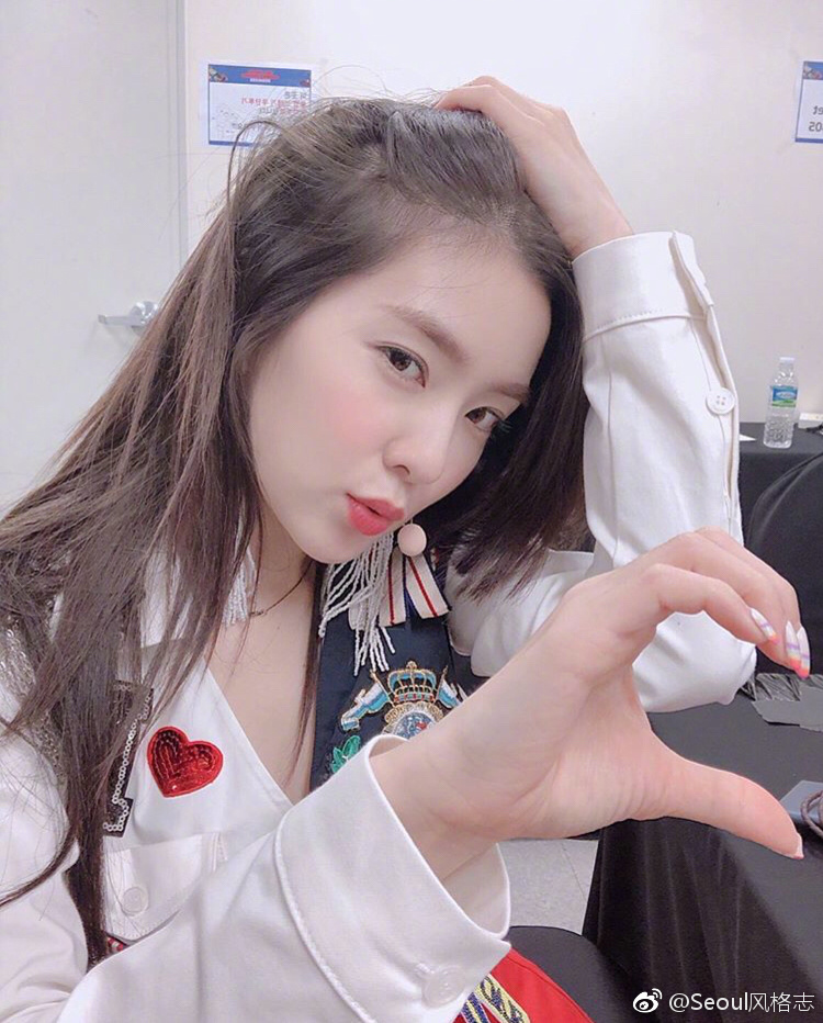 最近韩国爱豆们玩起了比心新手势