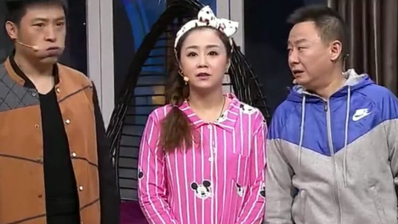 孙涛邵峰张瑞雪赵博精彩演绎小品《草木皆兵》爆笑全场