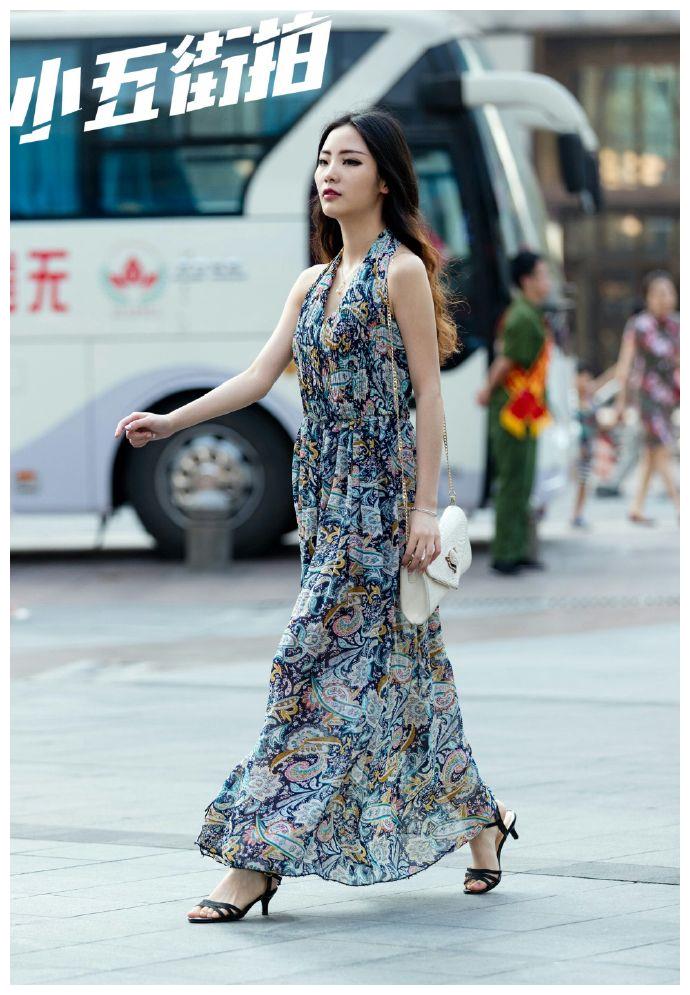 路人街拍:穿红色镂空连衣裙的小姐姐,性感的锁骨和香肩很美