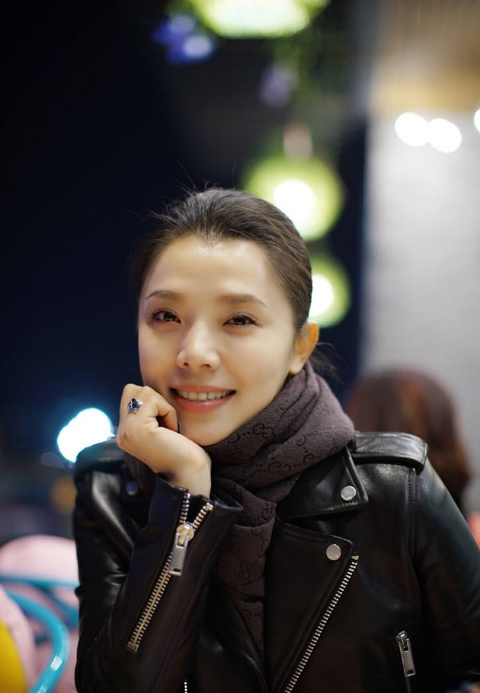 李佳璇一出道就在电影《胡杨》中饰演女一号胡杨,这样的机会对于她来