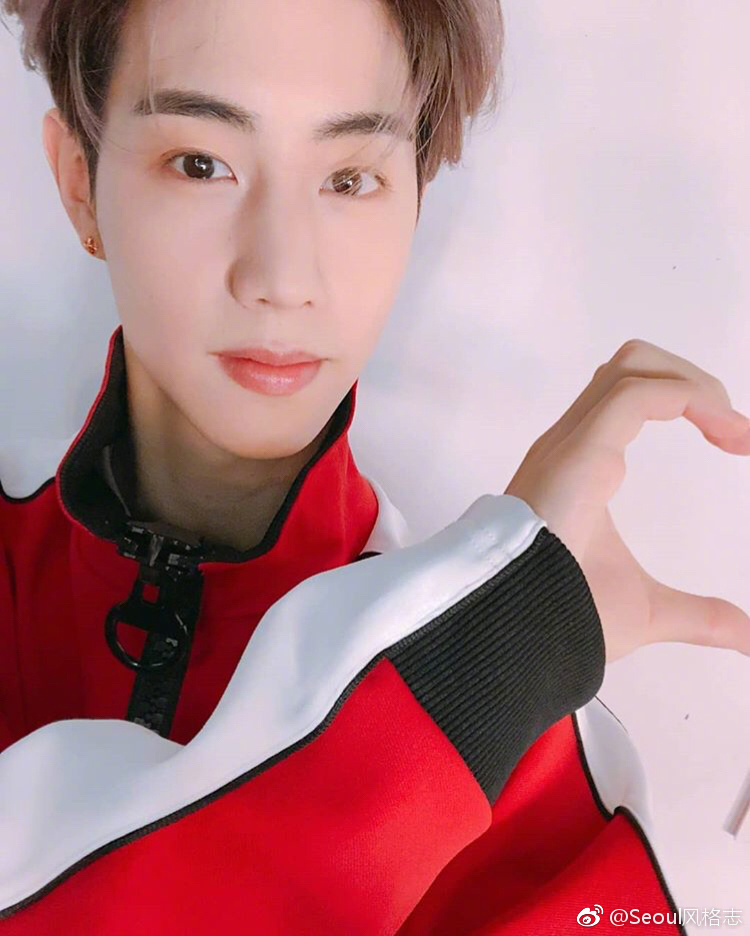 最近韩国爱豆们玩起了比心新手势