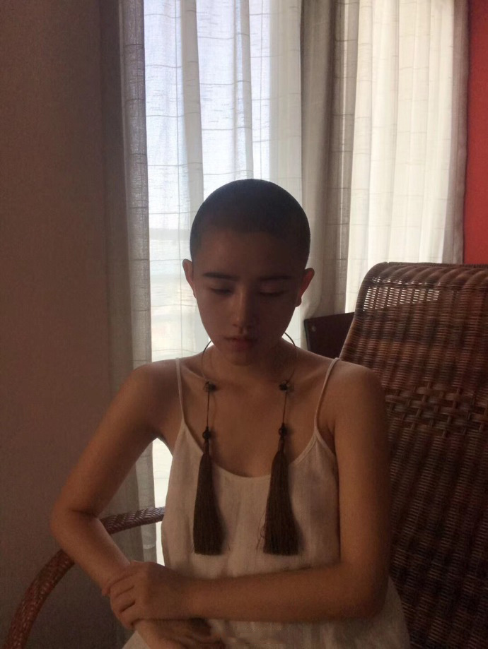 这是我见过最美的光头女孩李沈寄