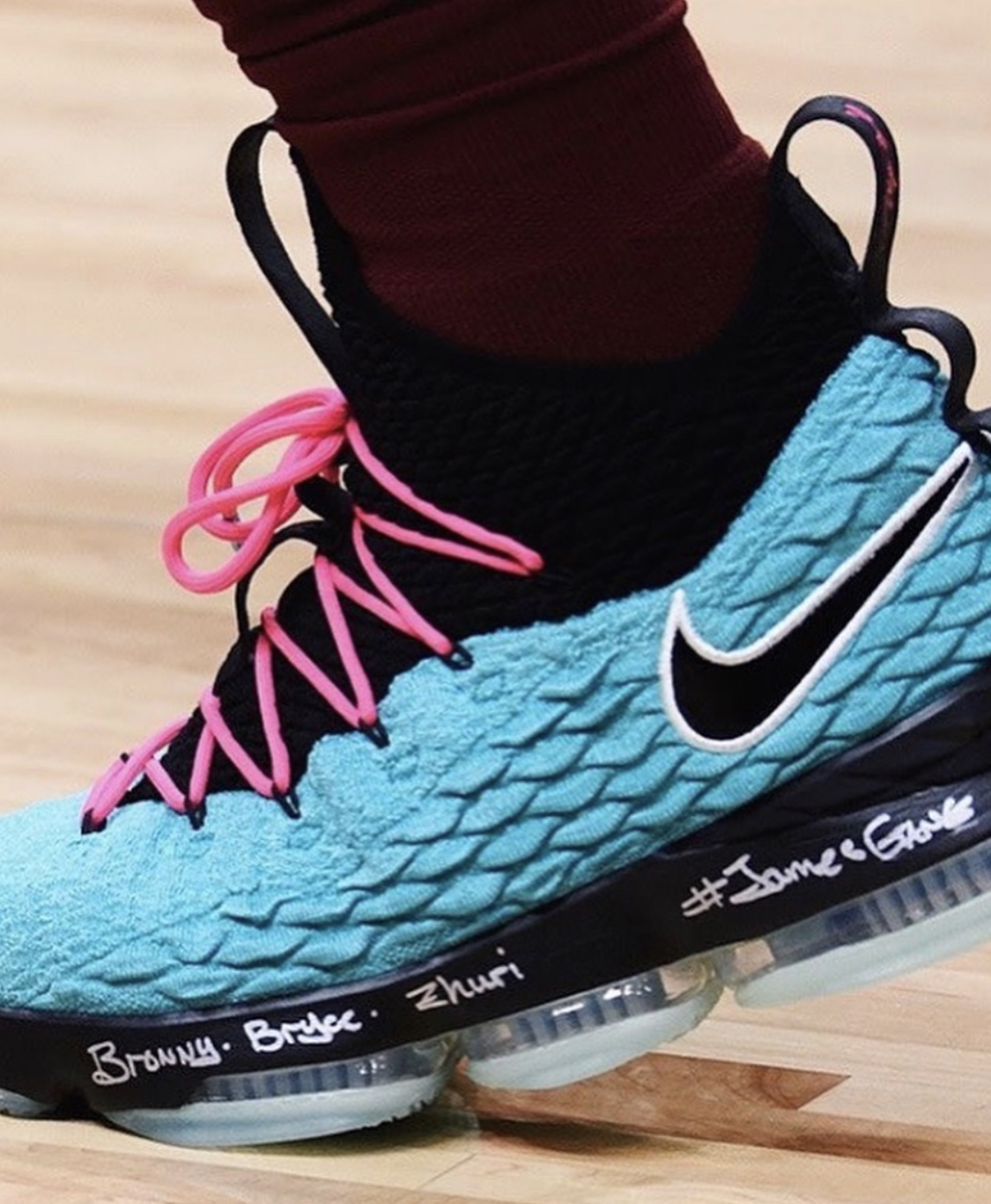 高仿詹姆斯鞋多少钱_詹姆斯17高仿对比正品 第3张 高仿詹姆斯鞋多少钱_詹姆斯17高仿对比正品 第3张