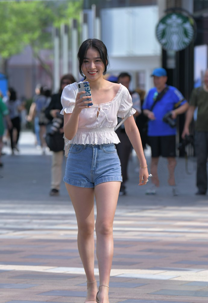 街拍,婀娜多姿的身材,大露背连衣裙,性感无下限