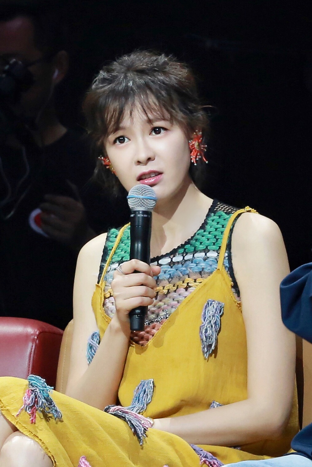 李艾设"表白陷阱"难倒素人歌手 听杨宗纬唱歌飙泪