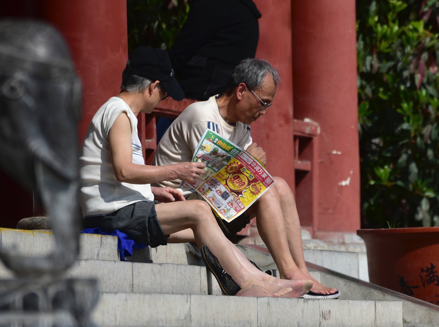 西安午后阳光强烈 公园里老人晒太阳补钙|日光性皮炎|补钙|阳光_新浪