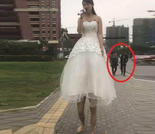 但随着歌声望去,映入眼帘的居然是一个身高有两米多的女巨人