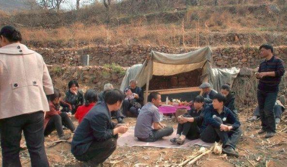 老太太死后托梦要求迁坟挖开坟墓的一刹那看到不该看到的一幕