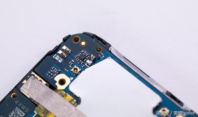 荣耀畅玩7c拆机报告:麻雀虽小五脏俱全