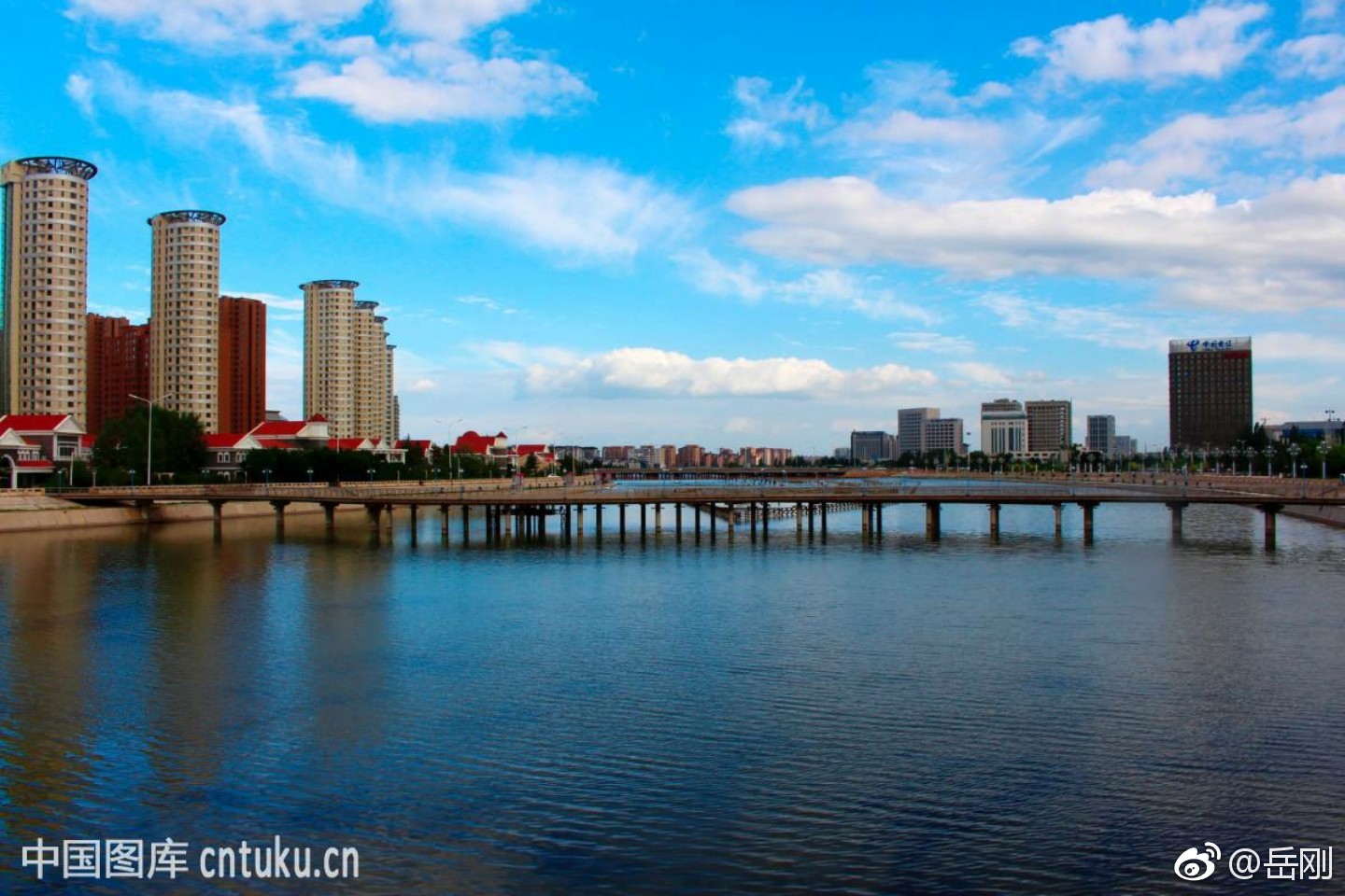 内蒙境内的110国道有的地方不像国道.一是路况反差大