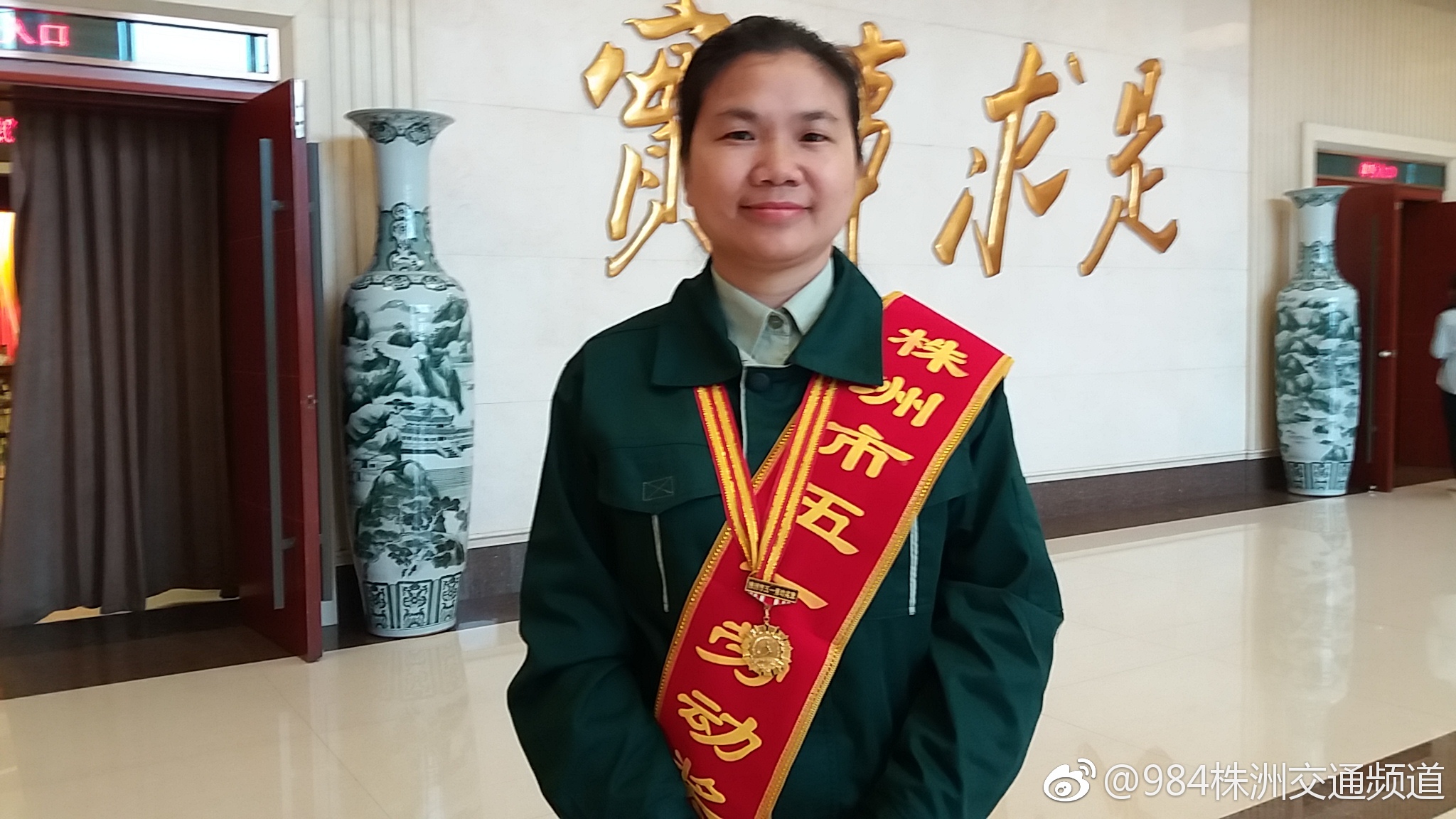 怀揣爱心走千家串万户的最美邮递员!劳动最美丽