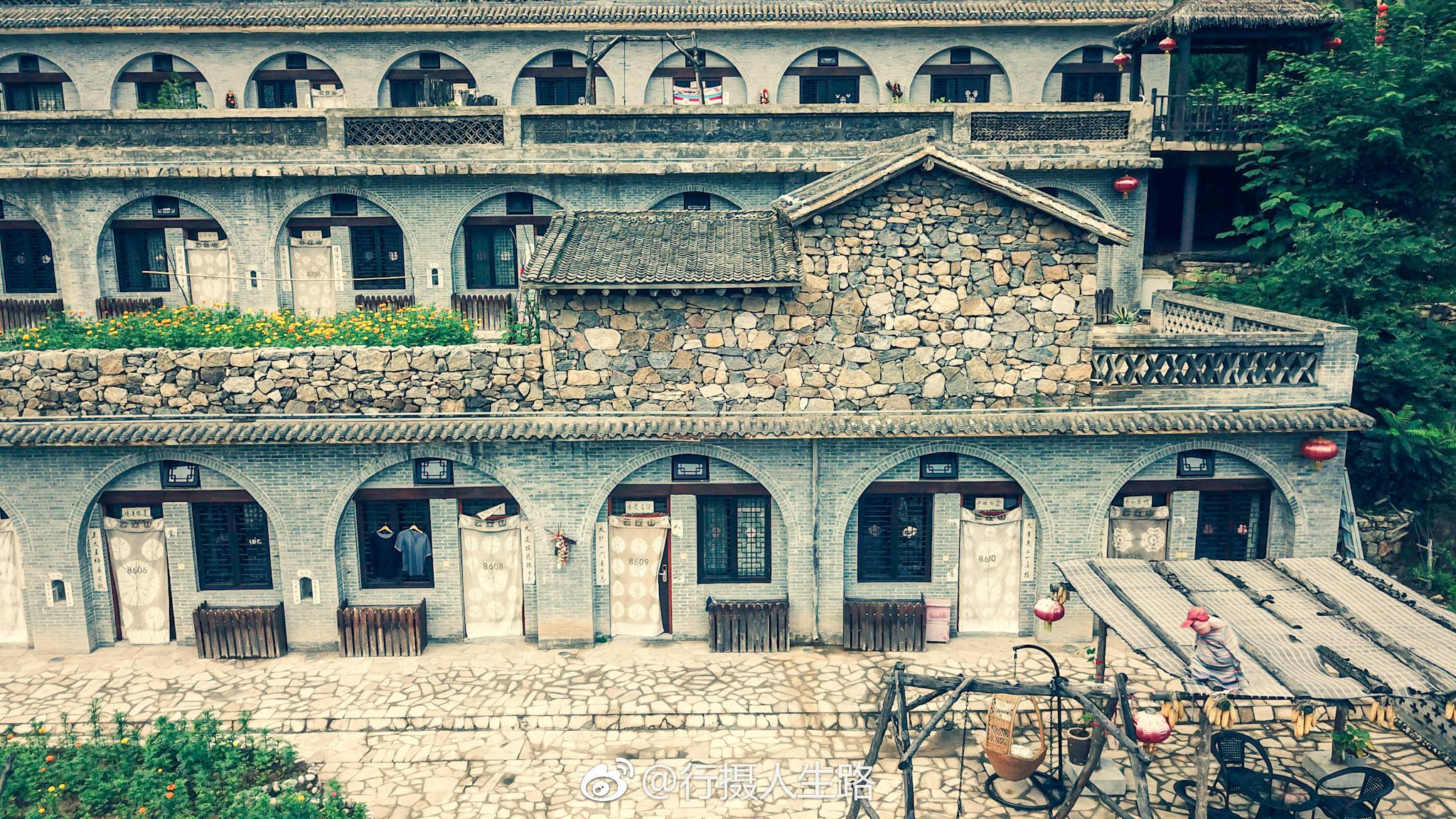 进入云丘山景区,入住窑洞大院.凉亭的四周是大红的灯笼