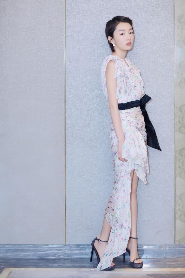 周冬雨为捞金太拼了!瘦成纸片人不说,这脚也被祸害的不成样子