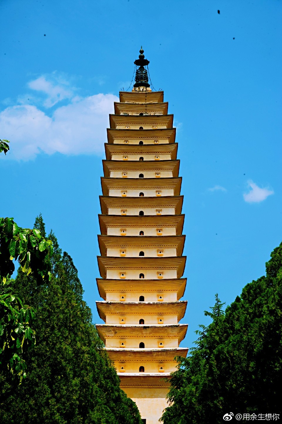 崇圣寺三塔位于大理古城西北部15公里处