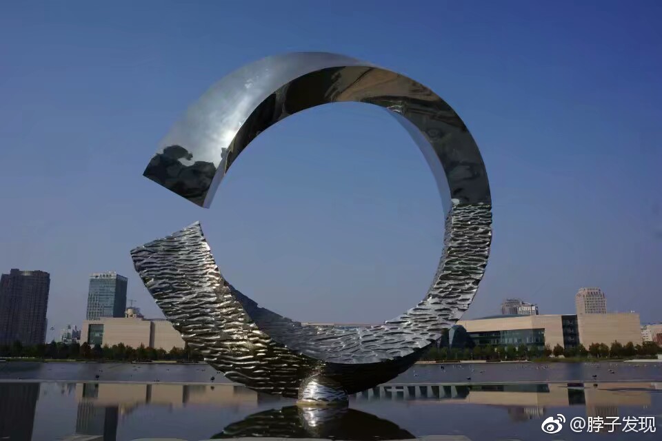 天津大剧院,设计理念为"天圆地方",现代前卫的建筑材料