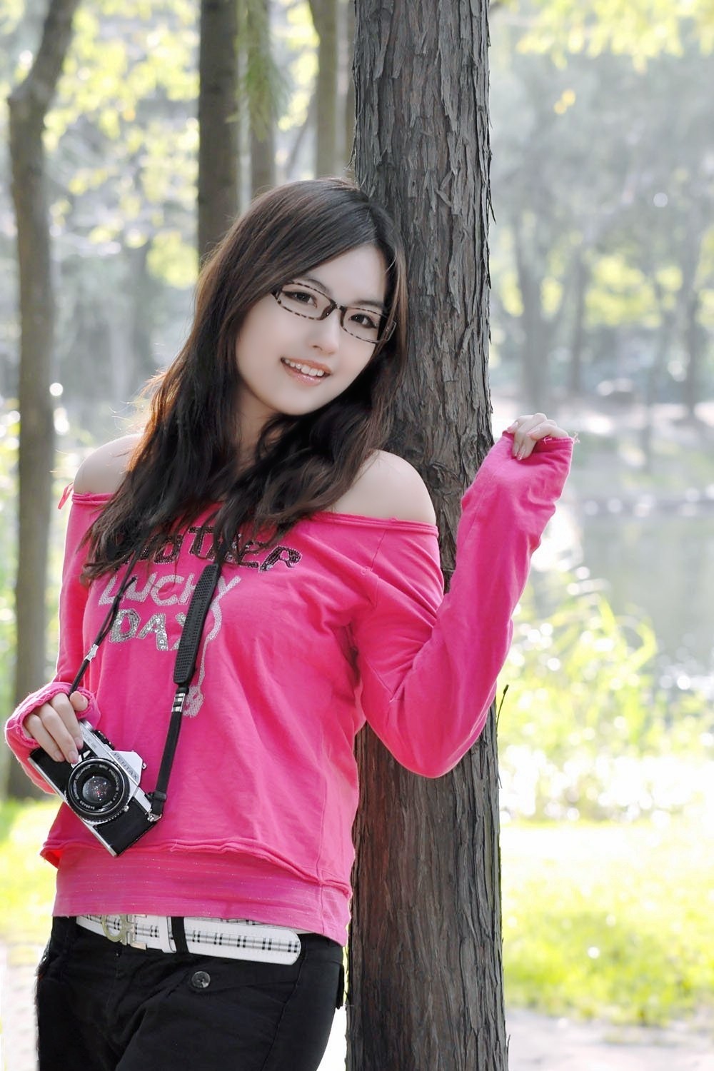 户外美景下一个喜欢留影拍照的阳光女孩