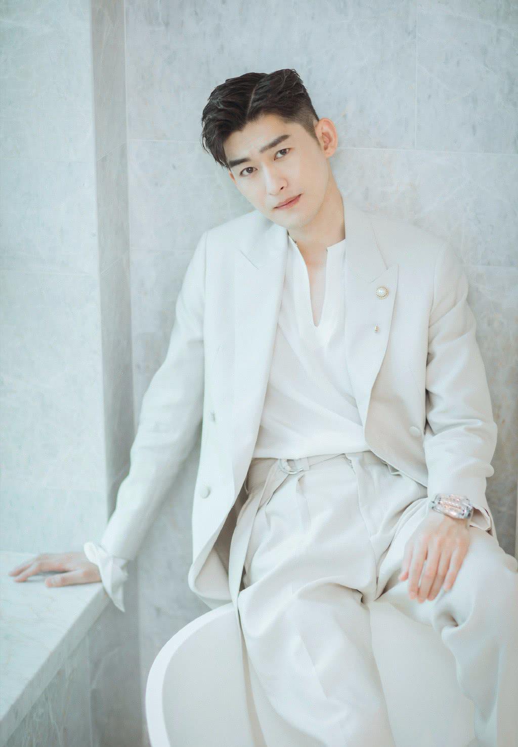 张翰穿撞色衬衫低头微笑,带着害羞与悠然的感觉,初恋男友的感觉