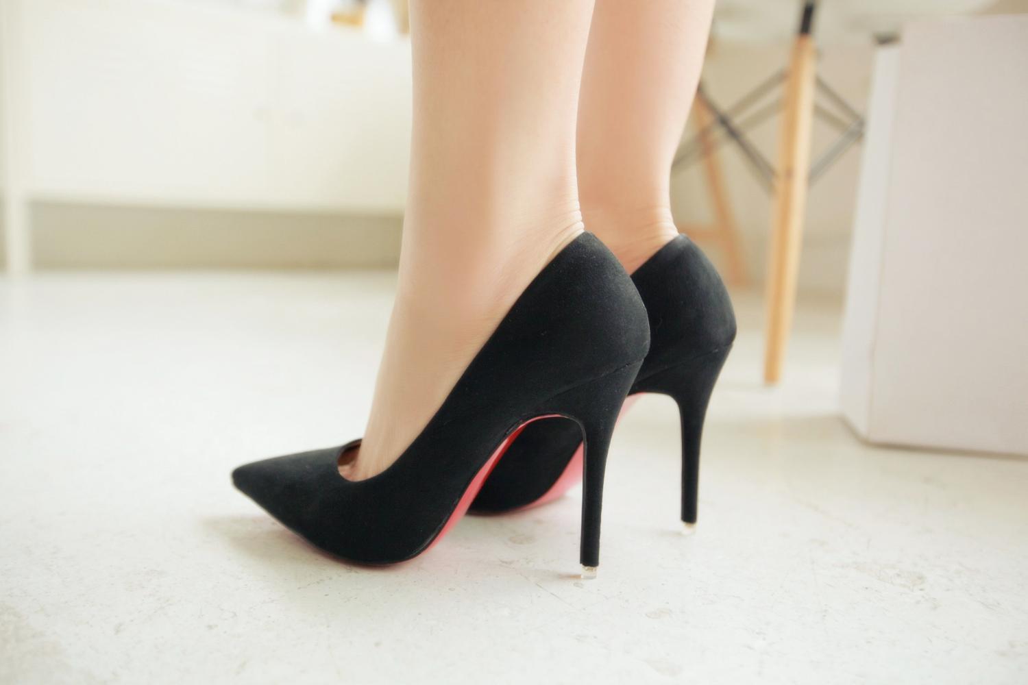 若隐若现的高跟鞋鞋底,为何独宠大红色?|口红|高跟鞋|鞋底_新浪新闻