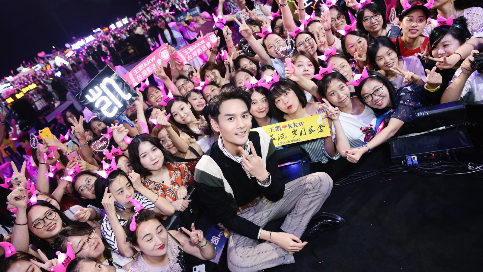 王凯生日会,为了满足粉丝要求现场表演吃柠檬!