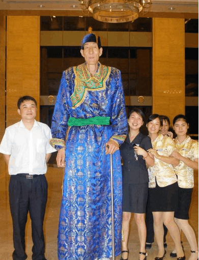 36米.他在15岁突然开始疯长起来,并且长到了1.89米,20岁那年,已经有2.