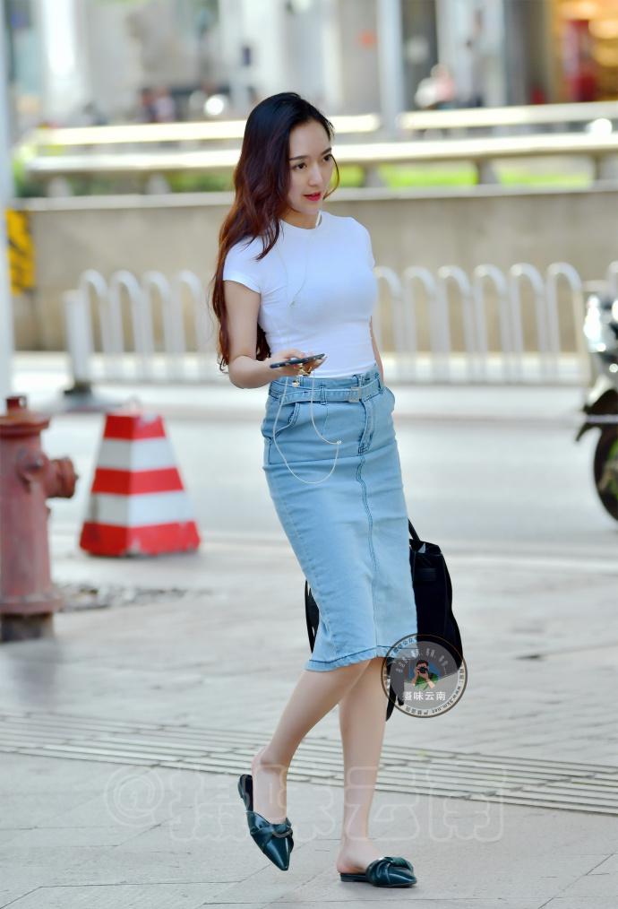 苏州街拍白色t恤搭配牛仔裙瞬间减龄变少女