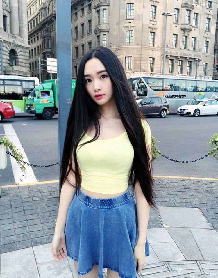 比奶茶妹妹还清新的小姐姐黄蓝装扮你喜欢吗