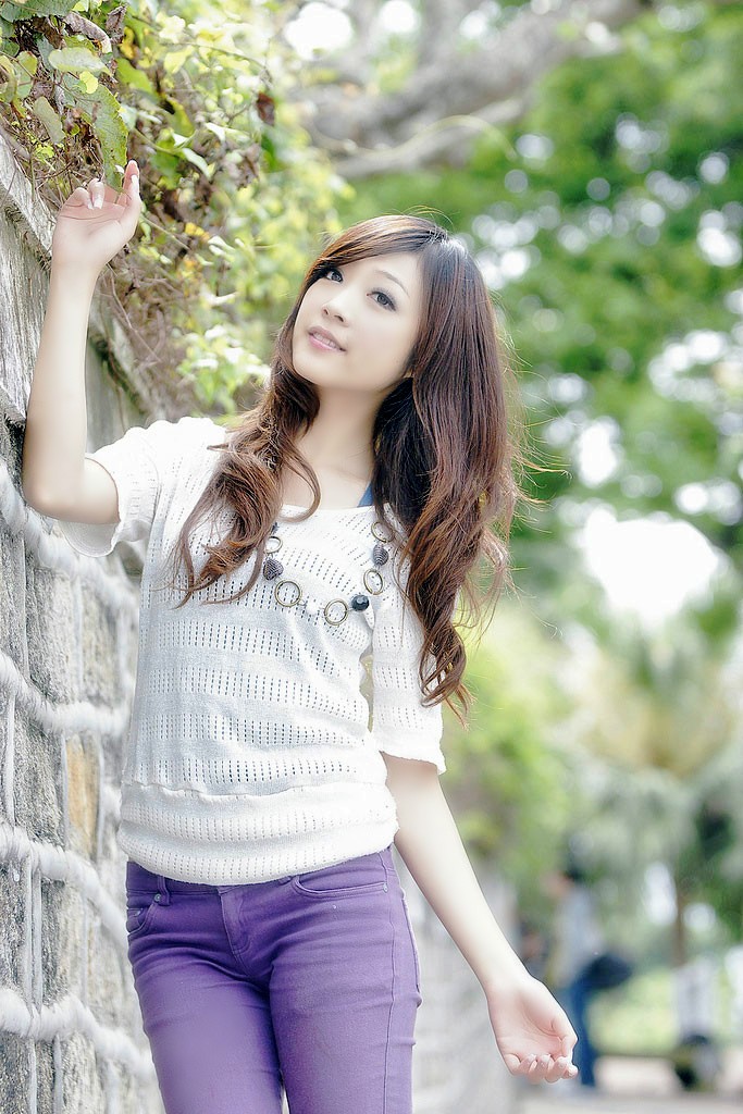 一个行走在早晨阳光下的清秀美丽女孩|人像|长发|姑娘_新浪新闻