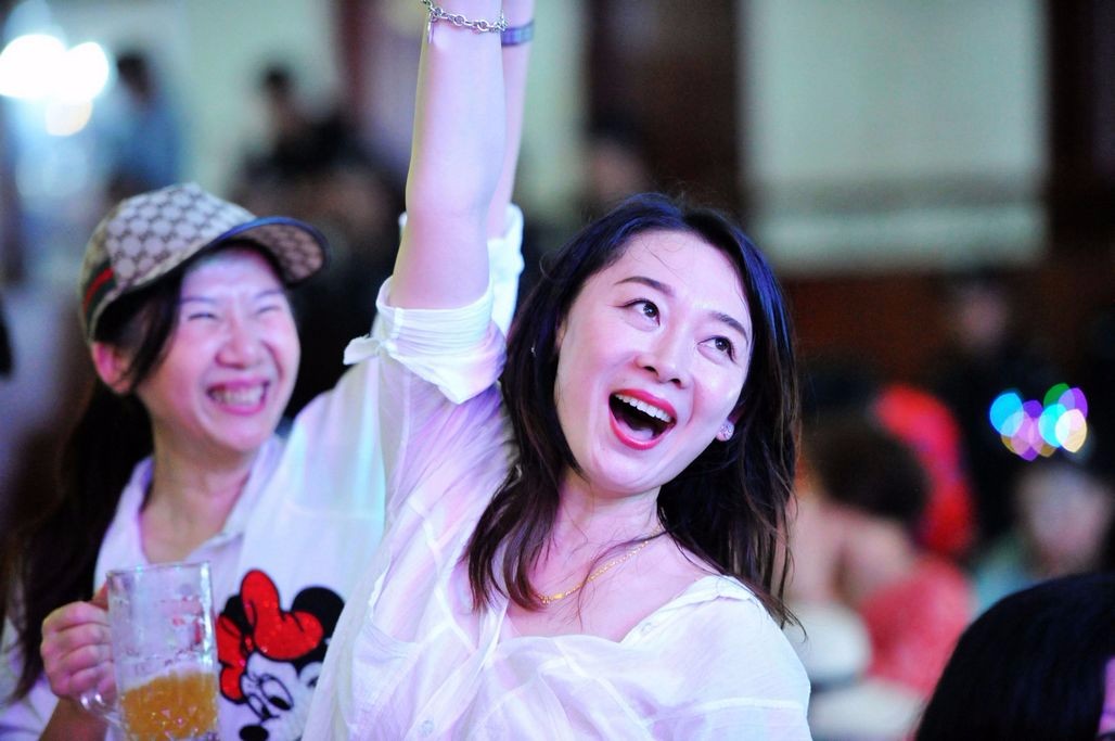 青岛啤酒节启动超10天 啤酒大蓬内每天嗨不停 美女喝酒也疯狂