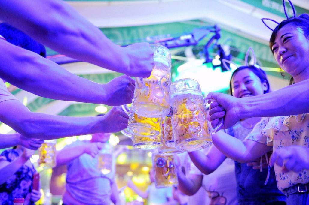 青岛啤酒节启动超10天啤酒大蓬内每天嗨不停美女喝酒也疯狂