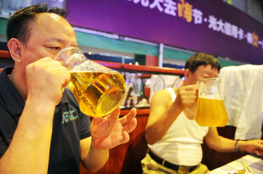 青岛啤酒节启动超10天啤酒大蓬内每天嗨不停美女喝酒也疯狂
