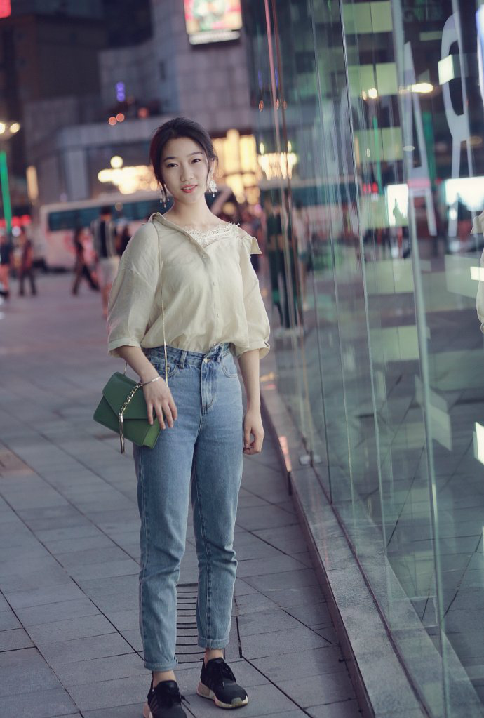 重庆街拍清新可爱风性感女神悄悄来到