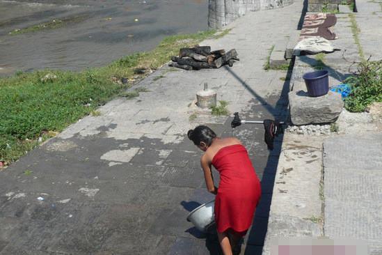 每当尼泊尔女人要洗澡时都会带着沐浴工具聚集在一起洗澡