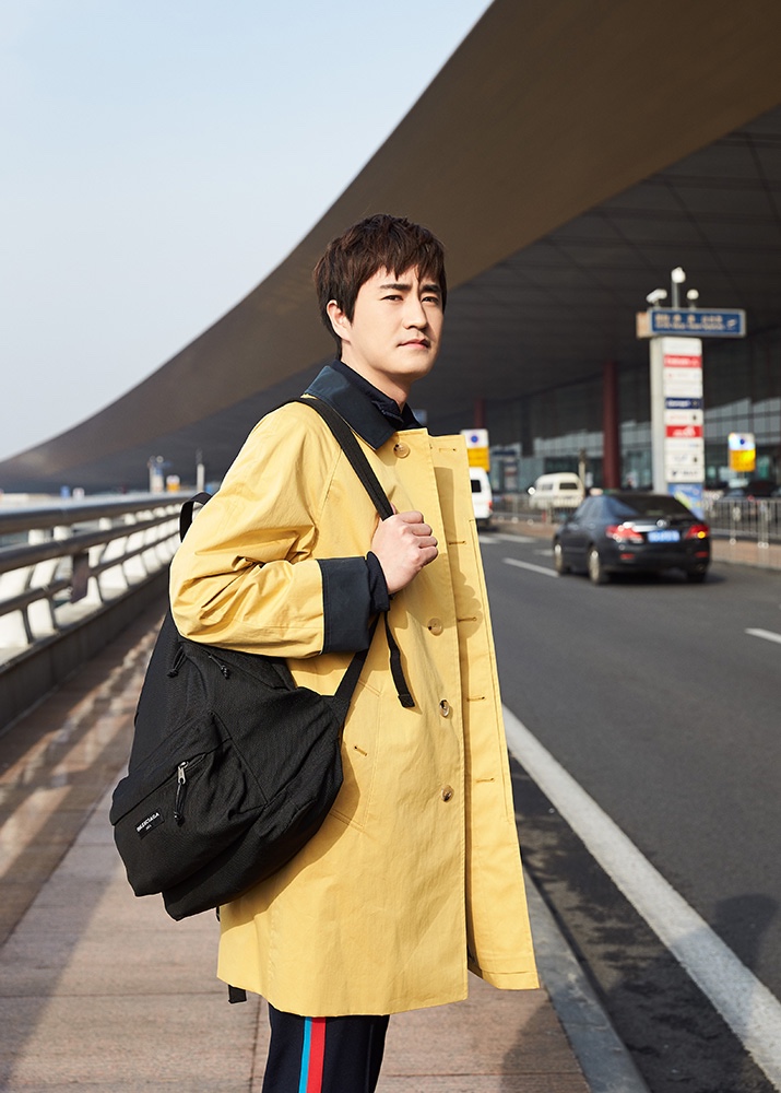 杨玏受邀巴塞尔表展 机场私服成初春穿搭指南