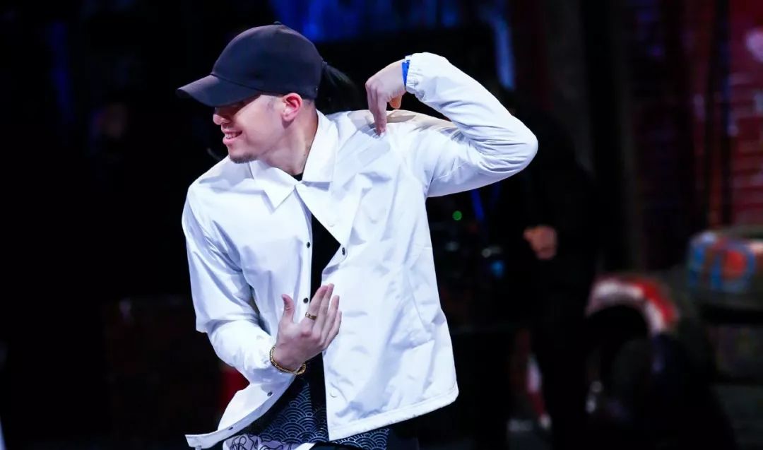 就是街舞》何展成被淘汰,让我想起了去年的欧阳靖!