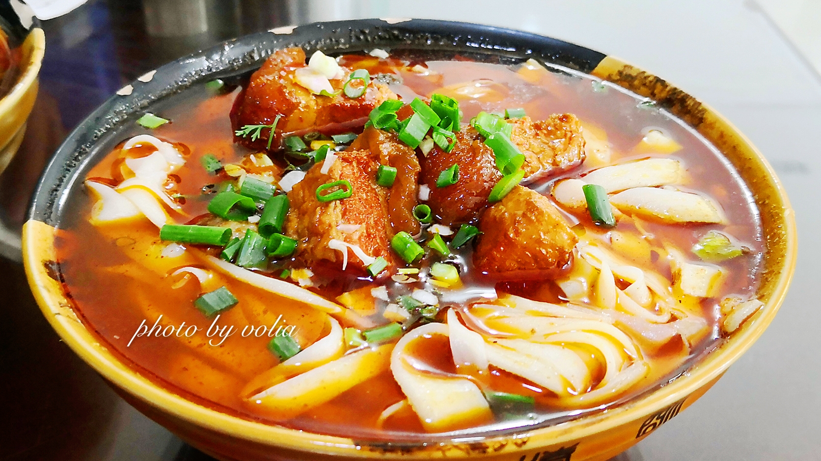 早晨爽口泡菜配手工现做的杨胖子挞挞面午餐是七哥枇杷园吮指美味的