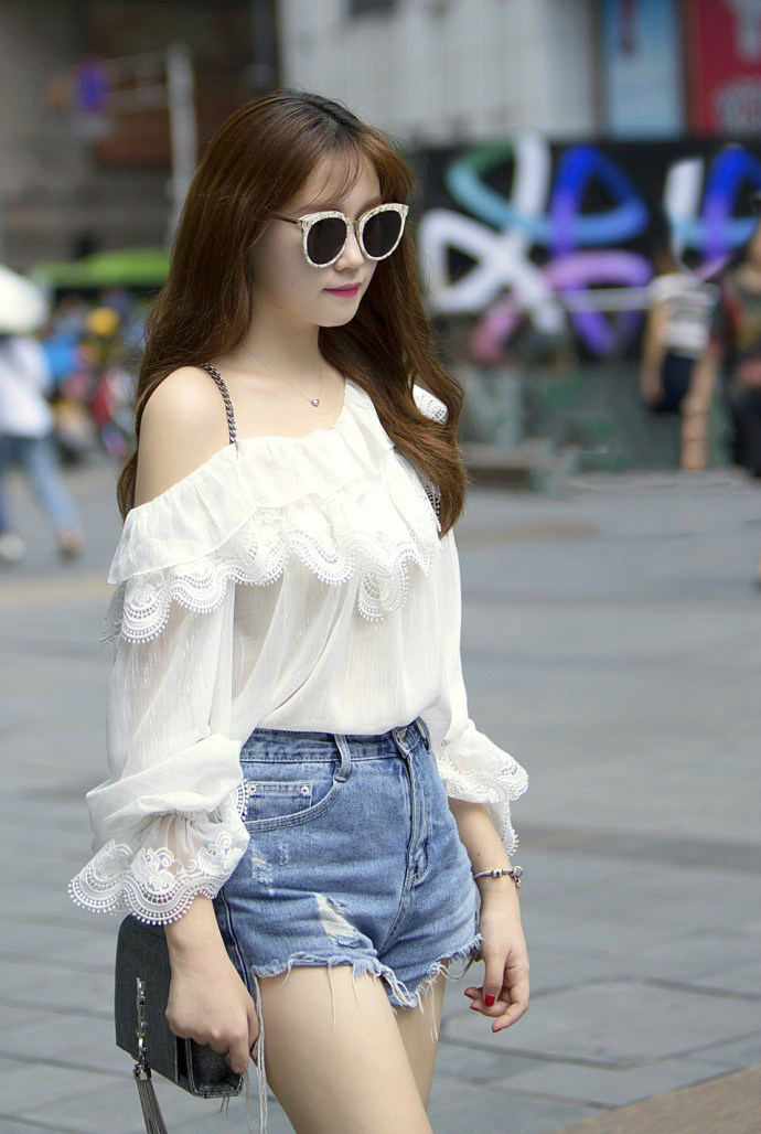 选择露肩装,穿出你想要的青春美|露肩装|小姐姐|系带裤_新浪新闻