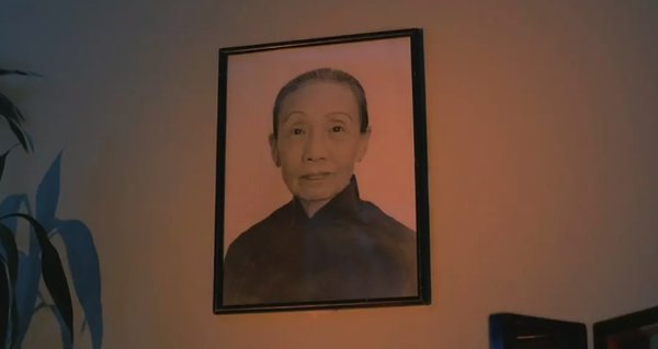 周星驰的《回魂夜》也是一部相当唬人的鬼片,这大概归功于侯焕玲老