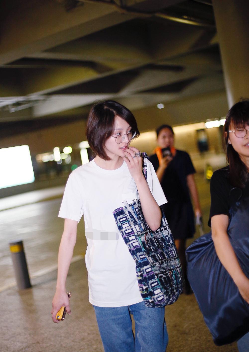 郑爽机场街拍, 简约休闲毫无明星架子