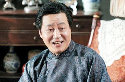 电视艺术中心的一名演员,首部作品是在《四世同堂》里扮演汉奸祁瑞丰