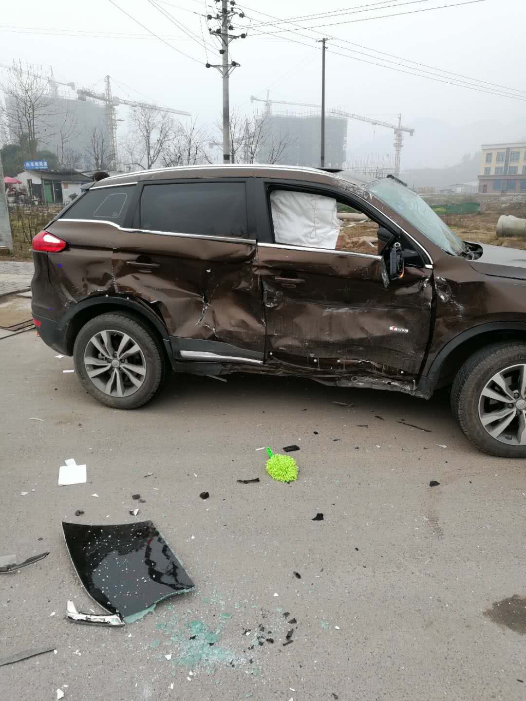 不过博越车主,和副驾驶人身健康都没什么大碍,面包车司机情况就不太