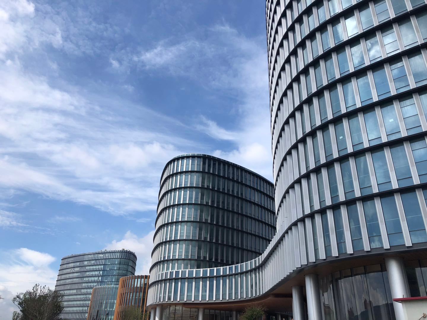 今天,41℃的小伙伴们来到拉夏贝尔办公大厦