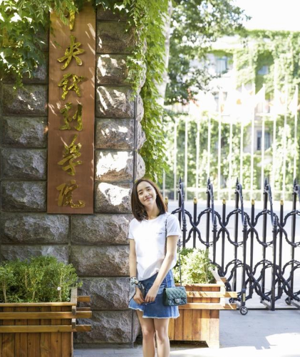 作为京城最美女大学生村官,王智一身简约穿搭回到母校