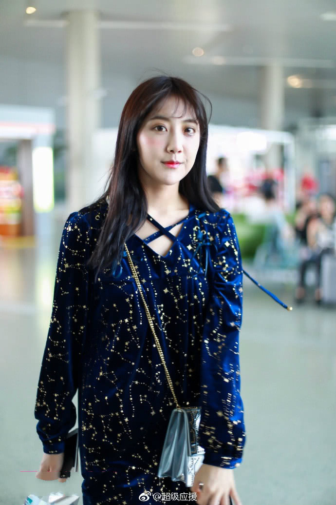 李艺彤穿星空连衣裙现身机场清新又可爱,肤白貌美大秀美腿!