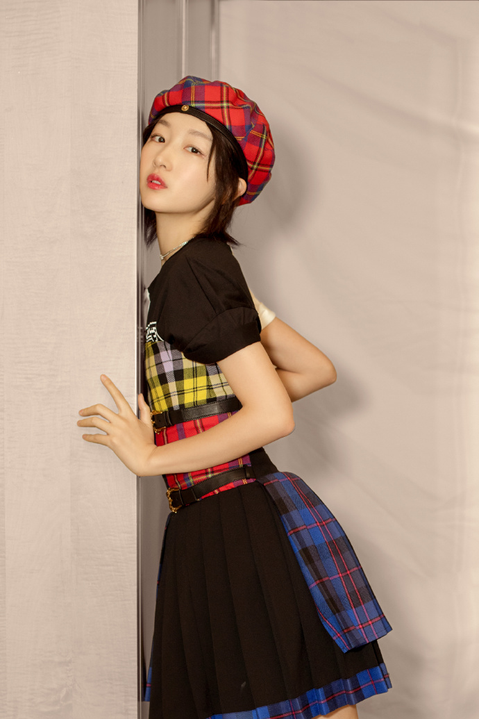 周冬雨身穿拼色格子短裙现身活动呼吁关注每部剧背后工作人员