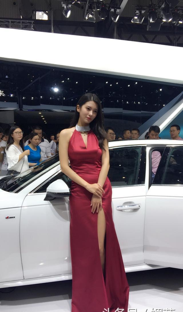 刘晓宇的女友钟鹿纯晒出近照,美美美