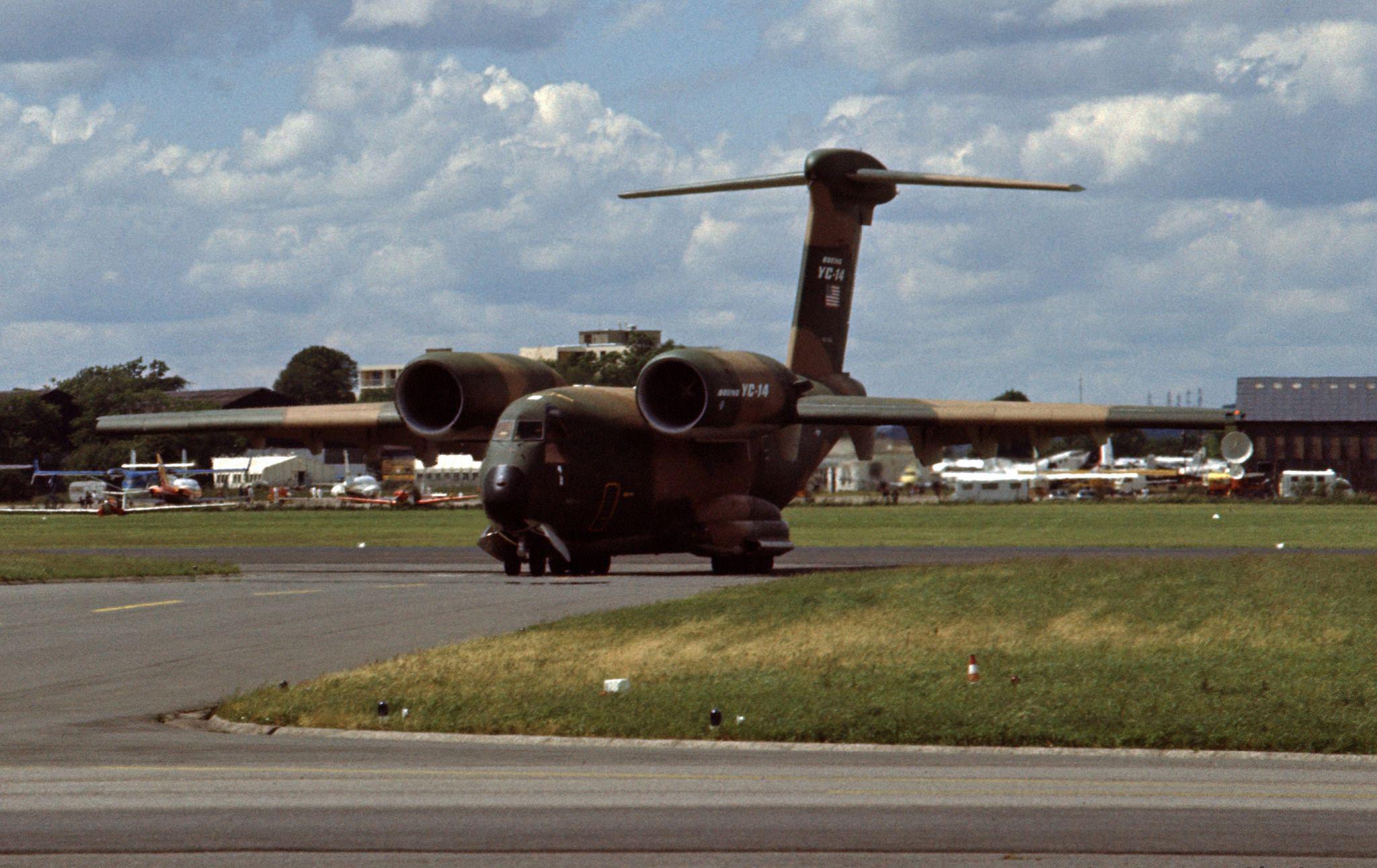 1977年,法国境内,美国波音公司研发的yc-14运输机(boeing yc-14)在