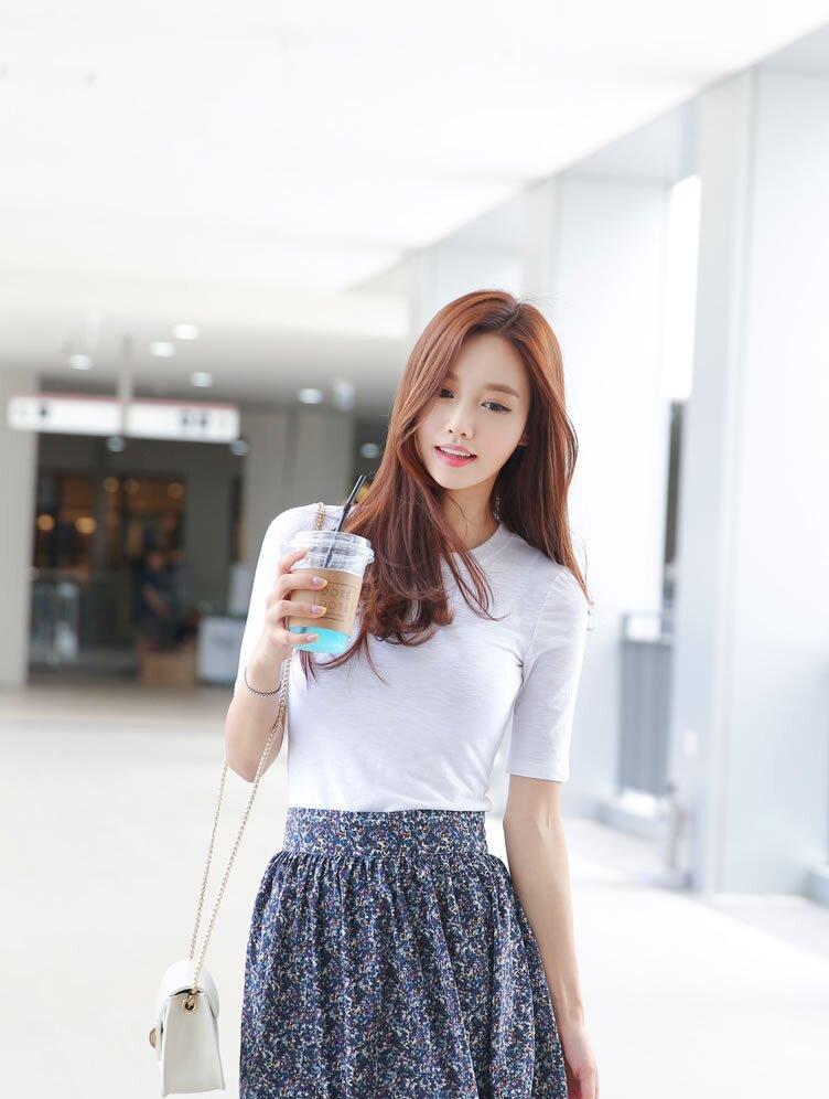 孙允珠清丽纯色半袖t恤搭配复古印花短裙 俏丽俊逸