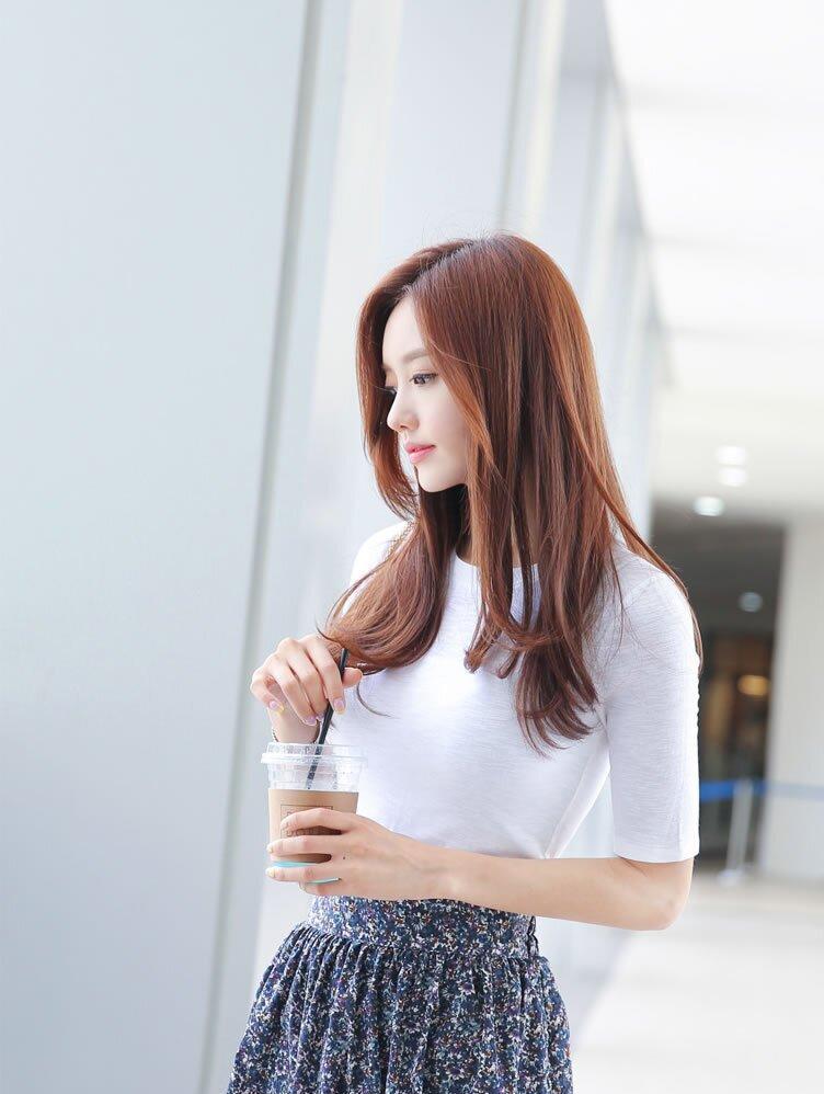 孙允珠清丽纯色半袖t恤搭配复古印花短裙 俏丽俊逸